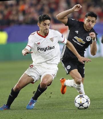 Manchester United ManU s Alexis Sanchez (R) vies for the ball with Sevilla s Jesus Navas during the UEFA Champions League round of 16 match between Sevilla and Manchester United at the Sanchez Pizjuan stadium in Seville, Spain, 21 February 2018. Sevilla vs. Manchester United !ACHTUNG: NUR REDAKTIONELLE NUTZUNG!  Copyright: xJosexManuelxVidalx SEV011 20180221-636548498546649086