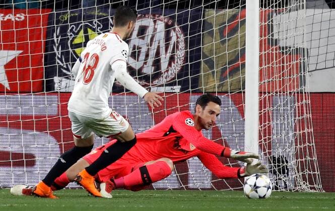 Sevilla s Sergio Rico (R) stops a ball during the UEFA Champions League round of 16 match between Sevilla and Manchester United ManU at the Sanchez Pizjuan stadium in Seville, Spain, 21 February 2018. Sevilla vs. Manchester United !ACHTUNG: NUR REDAKTIONELLE NUTZUNG!  Copyright: xJulioxMunozx SEV013 20180221-636548506573680541