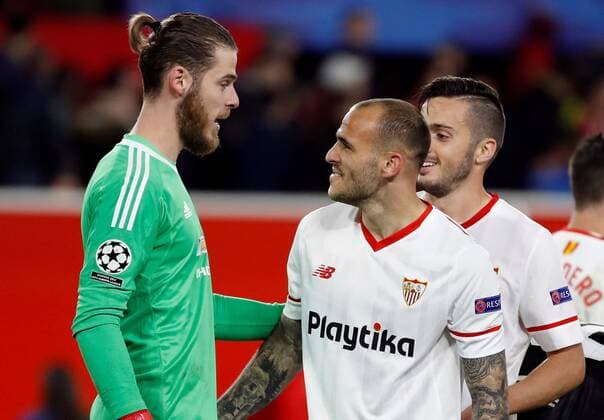 Sevilla s Sandro Ramirez (R) talks to Manchester United ManU s goalkeeper David de Gea during the UEFA Champions League round of 16 match between Sevilla and Manchester United at the Sanchez Pizjuan stadium in Seville, Spain, 21 February 2018. Sevilla vs. Manchester United !ACHTUNG: NUR REDAKTIONELLE NUTZUNG!  Copyright: xJulioxMunozx SEV014 20180221-636548507185204461