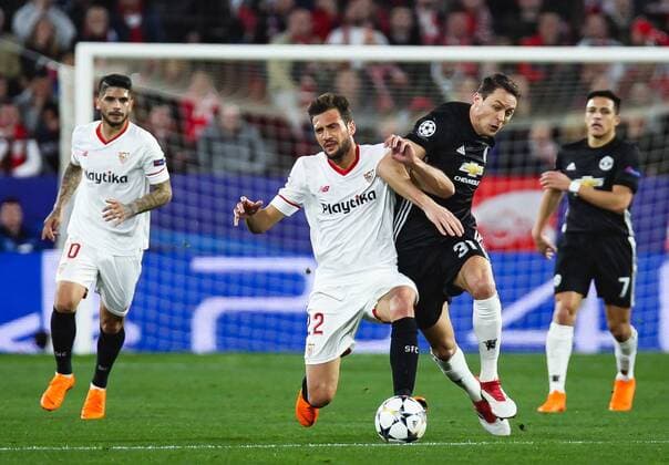 21st February 2018, Ramon Sanchez Pizjuan, Seville, Spain; UEFA Champions League football, round of 16, 1st leg, Sevilla versus Manchester United ManU Matic from Manchester United and Franco V& xe1;zquez from Sevilla fight for the ball  ActionPlus11991137
