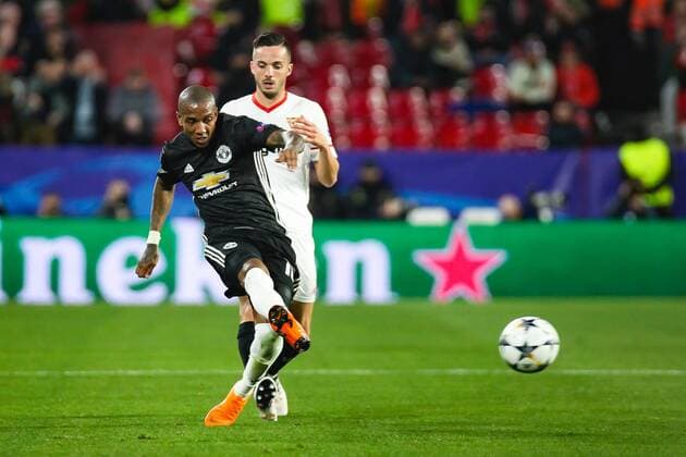 21st February 2018, Ramon Sanchez Pizjuan, Seville, Spain; UEFA Champions League football, round of 16, 1st leg, Sevilla versus Manchester United ManU Ashley Young from Manchester United passes the ball forward  ActionPlus11991141