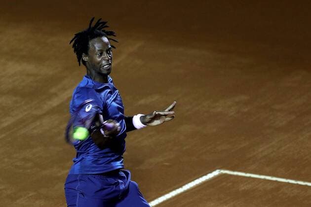 French tennis player Gael Monfils returns the ball to Croatian Marin Cilic during the Rio de Janeiro Tennis Open 2018 in Rio de Janeiro, Brazil, 21 February 2018. Rio de Janeiro Tennis Open 2018 !ACHTUNG: NUR REDAKTIONELLE NUTZUNG!  Copyright: xMarceloxSayaox RIO009 20180222-636548574951394950