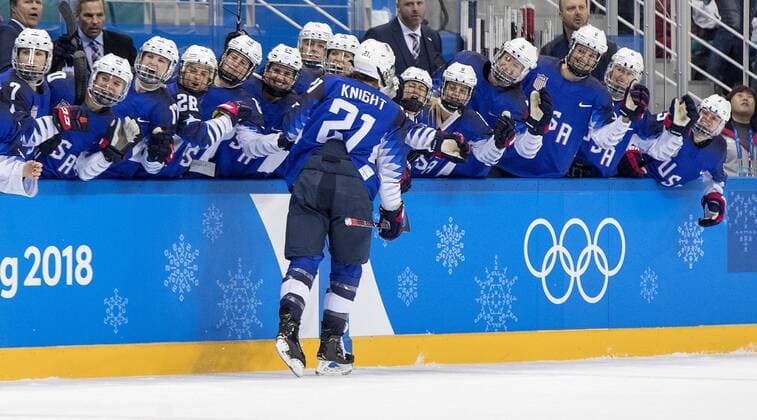 PyeongChang 2018, Eishockey, USA - Kanada, Finale Damen February 22, 2018 - Pyeongchang, KOR - The United States Hilary Knight (21) celebrates with teammates after scoring a power play goal in the first period against Canada in the Gold Medal game on Thursday, Feb. 22, 2018, at South Korea s Gangneung Hockey Centre during the Pyeongchang Winter Olympics. Women s Gold Medal Hockey Game, USA vs. Canada - ZUMAm67_ 20180222_zaf_m67_013 Copyright: xCarlosxGonzalezx