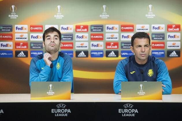 Entrenamiento del Villarreal. En la imagen, Trigueros y Calleja en rueda de prensa. Villarreal training session. In this picture, Trigueros and Calleja at press conference PK Pressekonferenz 