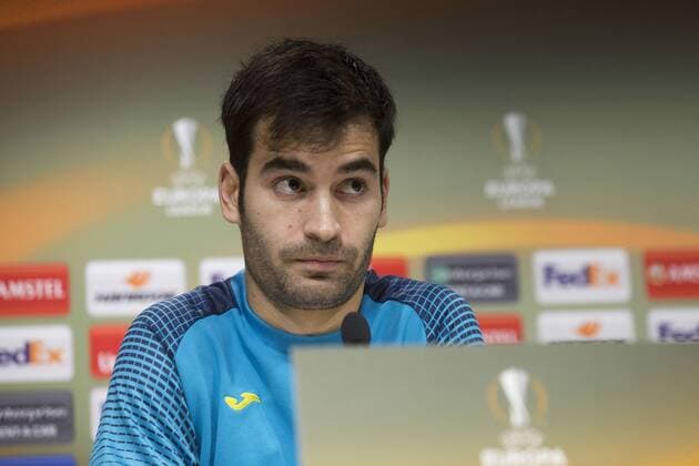 Entrenamiento del Villarreal. En la imagen, Trigueros y Calleja en rueda de prensa. Villarreal training session. In this picture, Trigueros and Calleja at press conference PK Pressekonferenz 
