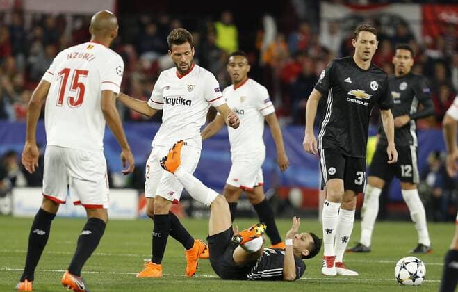 Partido de ida de octavos de la Liga de Campeones entre el Sevilla y el Manchester United ManU en el Pizjuan. En la imagen, Vazquez y Alexis. First leg of 1 8 Champions League match between Sevilla and Manchester United. In this picture, Vazquez and Alexis. 
