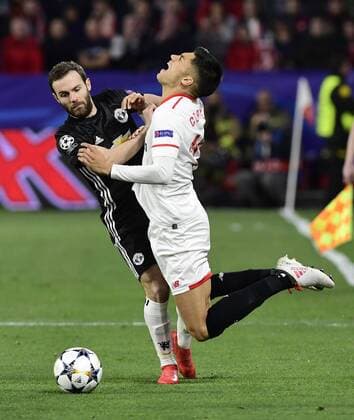 Partido de ida de octavos de la Liga de Campeones entre el Sevilla y el Manchester United ManU en el Pizjuan. En la imagen, Correa y Mata. First leg of 1 8 Champions League match between Sevilla and Manchester United. In this picture, Correa and Mata. 