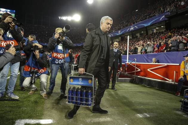 Bilder des Tages - SPORT Partido de ida de octavos de la Liga de Campeones entre el Sevilla y el Manchester United ManU en el Pizjuan. En la imagen, Mourinho. First leg of 1 8 Champions League match between Sevilla and Manchester United. In this picture, Mourinho. 