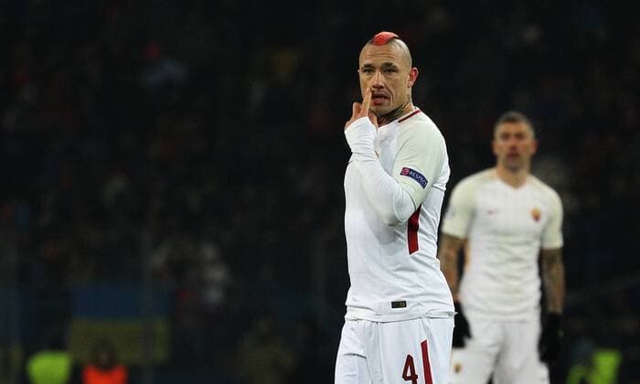 February 21, 2018 - Kharkov, Ukraine - Roma s Raja Nainggolan looks at the players during match of the Eight-Finals finals of the Champions League between FC Shakhtar and Roma at Metalist Stadium in Kharkov. Ukraine, Wednesday, February 21, 2018. Shakhtar Donetsk v AS Roma - UEFA Champions League Round of 16: First Leg  - ZUMAn230 20180221_zaa_n230_825 Copyright: xDanilxShamkinx