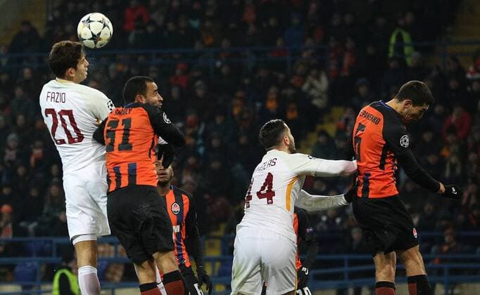 February 21, 2018 - Kharkov, Ukraine - Roma s Federico Fazio, left, and Shakhtar s Ismaily, center, in the fight for the ball during match of the Eight-Finals finals of the Champions League between FC Shakhtar and Roma at Metalist Stadium in Kharkov. Ukraine, Wednesday, February 21, 2018 Shakhtar Donetsk v AS Roma - UEFA Champions League Round of 16: First Leg  - ZUMAn230 20180221_zaa_n230_837 Copyright: xDanilxShamkinx