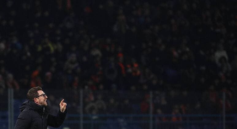 February 21, 2018 - Kharkov, Ukraine - Roma coach Eusebio Di Francesco gives instructions during match of the Eight-Finals finals of the Champions League between FC Shakhtar and Roma at Metalist Stadium in Kharkov. Ukraine, Wednesday, February 21, 2018 Shakhtar Donetsk v AS Roma - UEFA Champions League Round of 16: First Leg  - ZUMAn230 20180221_zaa_n230_842 Copyright: xDanilxShamkinx