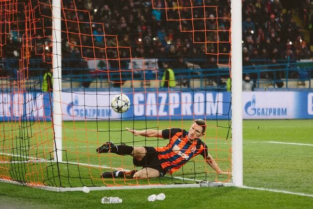 February 21, 2018 - Kharkov, Ukraine - Sergey Krivtsov (4, Shakhtar) after the first goal of Roma during match of the Eight-Finals finals of the Champions League between FC Shakhtar and Roma at Metalist Stadium in Kharkov. Ukraine, Wednesday, February 21, 2018. Shakhtar Donetsk v AS Roma - UEFA Champions League Round of 16: First Leg  - ZUMAn230 20180221_zaa_n230_843 Copyright: xPavloxPakhomenkox