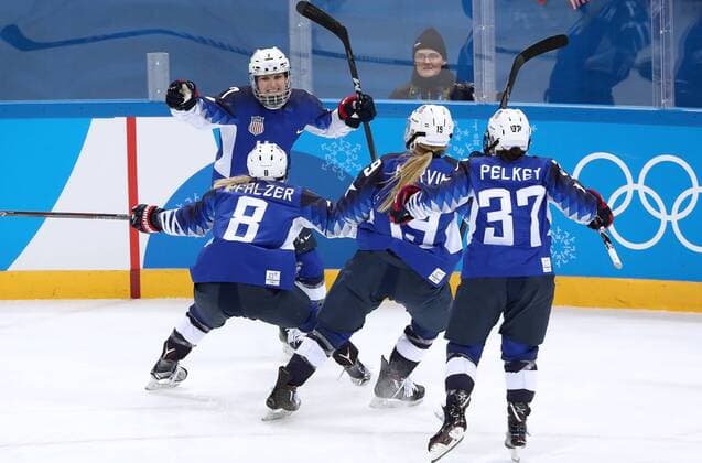 PyeongChang 2018, Eishockey, USA - Kanada, Finale Damen GANGNEUNG, SOUTH KOREA - FEBRUARY 22, 2018: American players celebrate scoring against Canada in a women s final Ice hockey Eishockey match as part of the 2018 Winter Olympic Games Olympische Spiele Olympia OS at the Gangneung Hockey Centre. Valery Sharifulin TASS  TS0752A6