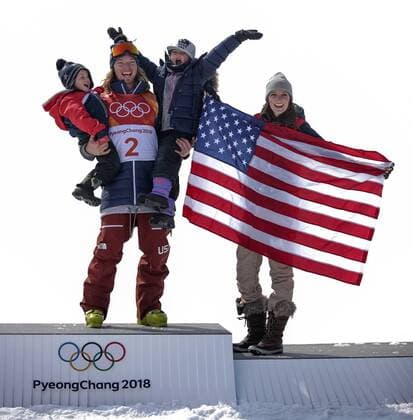 PyeongChang 2018 - Highlights der Olympischen Spiele Olympia-Bilder des Tages 180222) -- PYEONGCHANG, Feb. 22, 2018 -- David Wise of the United States celebrates with his family after winning men s ski halfpipe of freestyle skiing at the 2018 PyeongChang Winter Olympic Games Olympische Spiele Olympia OS at Phoenix Snow Park, PyeongChang, South Korea, Feb. 22, 2018. David Wise won the gold medal with 97.20 points. ) (SP)OLY-SOUTH KOREA-PYEONGCHANG-FREESTYLE SKIING-MEN S SKI HALFPIPE FeixMaohua 