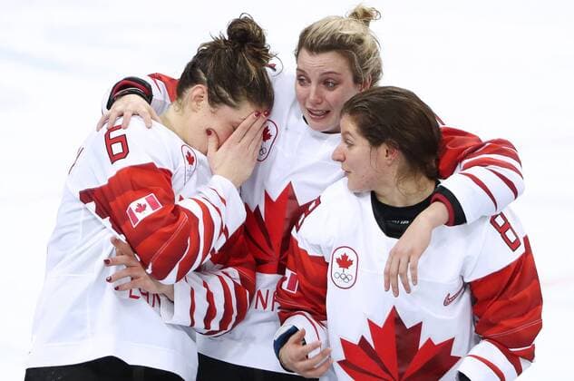 PyeongChang 2018 - Highlights der Olympischen Spiele Olympia-Bilder des Tages GANGNEUNG, SOUTH KOREA - FEBRUARY 22, 2018: Canadian players win silver medals as they lose the women s final Ice hockey Eishockey match against the United States as part of the 2018 Winter Olympic Games Olympische Spiele Olympia OS at the Gangneung Hockey Centre with a 2-3 score. Valery Sharifulin TASS  TS0752C9