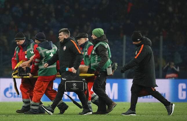 Doctors rush defender Serhii Kryvtsov of FC Shakhtar Donetsk off the pitch during the UEFA Champions League Round of 16 1st leg match against A.S. Roma at the Metalist Stadium in Kharkiv, northeastern Ukraine, February 21, 2018. Ukrinform. KHARKIV. FC Shakhtar Donetsk has claimed a 2-1 win over A.S. Roma in the UEFA Champions League Round of 16 1st leg game at the Metalist Stadium. However, it was Roma s midfielder Cengiz Under who kicked the opener in the 41st minute. Seven minutes into the second period Shakhtar s forward Facundo Ferreyra levelled the score, while his team mate, midfielder Fred sealed the hosts lead with a free-kick in the 71st minute. Next time, FC Shakhtar Donetsk will face A.S. Roma at Stadio Olimpico for the second leg match on March 13. Shakhtar defeats Roma 2-1 in Kharkiv  Copyright: xDanilxShamkinx