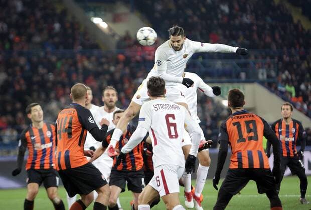 Defender Kostas Manolas (C) of A.S. Roma vies for a header during the UEFA Champions League Round of 16 1st leg match against FC Shakhtar Donetsk at the Metalist Stadium in Kharkiv, northeastern Ukraine, February 21, 2018. Ukrinform. KHARKIV. FC Shakhtar Donetsk has claimed a 2-1 win over A.S. Roma in the UEFA Champions League Round of 16 1st leg game at the Metalist Stadium. However, it was Roma s midfielder Cengiz Under who kicked the opener in the 41st minute. Seven minutes into the second period Shakhtar s forward Facundo Ferreyra levelled the score, while his team mate, midfielder Fred sealed the hosts lead with a free-kick in the 71st minute. Next time, FC Shakhtar Donetsk will face A.S. Roma at Stadio Olimpico for the second leg match on March 13. Shakhtar defeats Roma 2-1 in Kharkiv  Copyright: xVyacheslavxMadiyevskyyx