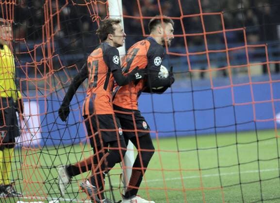 Forward Facundo Ferreyra (R) and midfielder Bernard of FC Shakhtar Donetsk are seen in the net after scoring in the UEFA Champions League Round of 16 1st leg match against A.S. Roma at the Metalist Stadium in Kharkiv, northeastern Ukraine, February 21, 2018. Ukrinform. KHARKIV. FC Shakhtar Donetsk has claimed a 2-1 win over A.S. Roma in the UEFA Champions League Round of 16 1st leg game at the Metalist Stadium. However, it was Roma s midfielder Cengiz Under who kicked the opener in the 41st minute. Seven minutes into the second period Shakhtar s forward Facundo Ferreyra levelled the score, while his team mate, midfielder Fred sealed the hosts lead with a free-kick in the 71st minute. Next time, FC Shakhtar Donetsk will face A.S. Roma at Stadio Olimpico for the second leg match on March 13. Shakhtar defeats Roma 2-1 in Kharkiv  Copyright: xVyacheslavxMadiyevskyyx