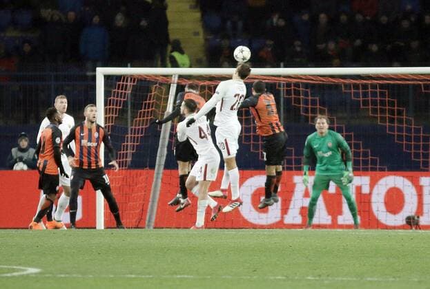 Players of FC Shakhtar Donetsk (orange and black kit) and A.S. Roma (white kit) are seen in action as goalkeeper Andrii Piatov (R) of FC Shakhtar Donetsk concentrates on the ball during the UEFA Champions League Round of 16 1st leg match at the Metalist Stadium in Kharkiv, northeastern Ukraine, February 21, 2018. Ukrinform. KHARKIV. FC Shakhtar Donetsk has claimed a 2-1 win over A.S. Roma in the UEFA Champions League Round of 16 1st leg game at the Metalist Stadium. However, it was Roma s midfielder Cengiz Under who kicked the opener in the 41st minute. Seven minutes into the second period Shakhtar s forward Facundo Ferreyra levelled the score, while his team mate, midfielder Fred sealed the hosts lead with a free-kick in the 71st minute. Next time, FC Shakhtar Donetsk will face A.S. Roma at Stadio Olimpico for the second leg match on March 13. Shakhtar defeats Roma 2-1 in Kharkiv  Copyright: xVyacheslavxMadiyevskyyx