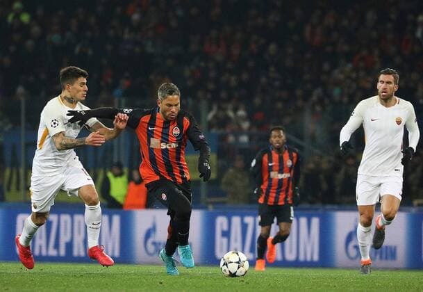 Midfielder Marlos (2nd L) of FC Shakhtar Donetsk and forward Diego Perotti (L) of A.S. Roma are seen in action as midfielder Kevin Strootman (R) of A.S. Roma jogs by during the UEFA Champions League Round of 16 1st leg match at the Metalist Stadium in Kharkiv, northeastern Ukraine, February 21, 2018. Ukrinform. KHARKIV. FC Shakhtar Donetsk has claimed a 2-1 win over A.S. Roma in the UEFA Champions League Round of 16 1st leg game at the Metalist Stadium. However, it was Roma s midfielder Cengiz Under who kicked the opener in the 41st minute. Seven minutes into the second period Shakhtar s forward Facundo Ferreyra levelled the score, while his team mate, midfielder Fred sealed the hosts lead with a free-kick in the 71st minute. Next time, FC Shakhtar Donetsk will face A.S. Roma at Stadio Olimpico for the second leg match on March 13. Shakhtar defeats Roma 2-1 in Kharkiv  Copyright: xDanilxShamkinx