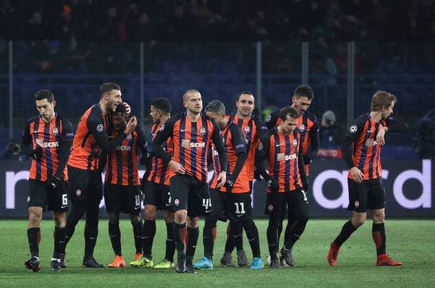 Players of FC Shakhtar Donetsk congratulate midfielder Fred (3rd L) on scoring during the UEFA Champions League Round of 16 1st leg match against A.S. Roma at the Metalist Stadium in Kharkiv, northeastern Ukraine, February 21, 2018. Ukrinform. KHARKIV. FC Shakhtar Donetsk has claimed a 2-1 win over A.S. Roma in the UEFA Champions League Round of 16 1st leg game at the Metalist Stadium. However, it was Roma s midfielder Cengiz Under who kicked the opener in the 41st minute. Seven minutes into the second period Shakhtar s forward Facundo Ferreyra levelled the score, while his team mate, midfielder Fred sealed the hosts lead with a free-kick in the 71st minute. Next time, FC Shakhtar Donetsk will face A.S. Roma at Stadio Olimpico for the second leg match on March 13. Shakhtar defeats Roma 2-1 in Kharkiv  Copyright: xDanilxShamkinx