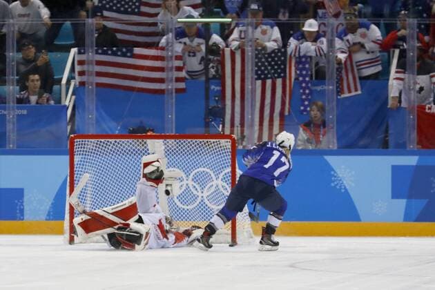 February 22, 2018 - Pyeongchang, KOREA - United States forward Jocelyne Lamoureux (17) scores past Canada goaltender Shannon Szabados (1) for the winning goal during the shootout in the women s Ice hockey Eishockey gold medal match between Canada and the United States during the Pyeongchang 2018 Olympic Winter games Winterspiele Spiele Summer games at Gangneung Hockey Centre. The USA beat Canada 3-2 in an overtime shootout. Olympics Pyeongchang 2018: Ice Hockey-Women Team Final - USA-CAN - ZUMAm117 20180222_zaf_m117_002 Copyright: xDavidxG.xMcintyrex