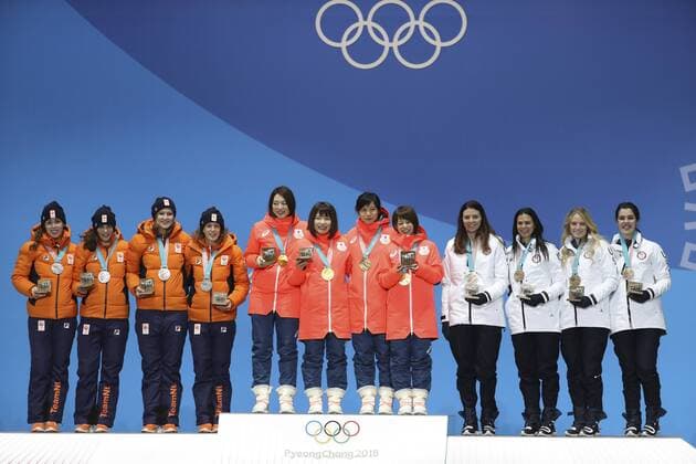 PyeongChang 2018 - Eisschnelllauf, Teamverfolgung Damen, Siegerehrung (180222) -- PYEONGCHANG, Feb. 22, 2018 -- Champion team Japan (C), second-placed team of the Netherlands (L) and third-placed team USA pose for photos during medal ceremony of ladies team pursuit of Speed skating Eisschnelllauf at the 2018 PyeongChang Winter Olympic Games Olympische Spiele Olympia OS at Medal Plaza, PyeongChang, South Korea, Feb. 22, 2018. ) (SP)OLY-SOUTH KOREA-PYEONGCHANG-SPEED SKATING-LADIES TEAM PURSUIT-MEDAL CEREMONY BaixXuefei 