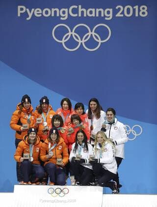 PyeongChang 2018 - Eisschnelllauf, Teamverfolgung Damen, Siegerehrung (180222) -- PYEONGCHANG, Feb. 22, 2018 -- Champion team Japan, second-placed team of the Netherlands (in orange) and third-placed team USA (in white) pose for photos during medal ceremony of ladies team pursuit of Speed skating Eisschnelllauf at the 2018 PyeongChang Winter Olympic Games Olympische Spiele Olympia OS at Medal Plaza, PyeongChang, South Korea, Feb. 22, 2018. ) (SP)OLY-SOUTH KOREA-PYEONGCHANG-SPEED SKATING-LADIES TEAM PURSUIT-MEDAL CEREMONY BaixXuefei 