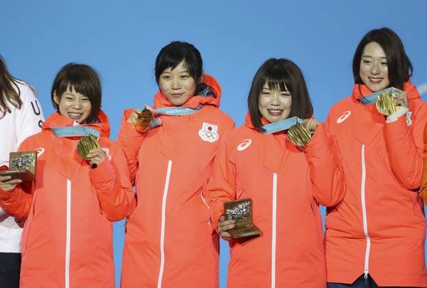 (180222) -- PYEONGCHANG, Feb. 22, 2018 -- Champion team Japan pose for photos during medal ceremony of ladies team pursuit of Speed skating Eisschnelllauf at the 2018 PyeongChang Winter Olympic Games Olympische Spiele Olympia OS at Medal Plaza, PyeongChang, South Korea, Feb. 22, 2018. ) (SP)OLY-SOUTH KOREA-PYEONGCHANG-SPEED SKATING-LADIES TEAM PURSUIT-MEDAL CEREMONY BaixXuefei 