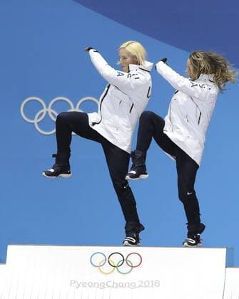 PyeongChang 2018, Langlauf, Teamsprint Damen, Siegerehrung (180222) -- PYEONGCHANG, Feb. 22, 2018 -- Champion Kikkan Randall (L) and Jessica Diggins of United States, celebrate during medal ceremony of ladies team sprint free event of cross-country skiing at the 2018 PyeongChang Winter Olympic Games Olympische Spiele Olympia OS at Medal Plaza, PyeongChang, South Korea, Feb. 22, 2018. ) (SP)OLY-SOUTH KOREA-PYEONGCHANG-CROSS-COUNTRY SKIING-LADIES TEAM SPRINT FREE-MEDAL CEREMONY BaixXuefei 