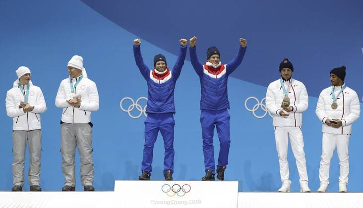 PyeongChang 2018, Langlauf, Teamsprint Herren, Siegerehrung (180222) -- PYEONGCHANG, Feb. 22, 2018 -- Champion Martin Johnsrund Sundby (3rd L) and Johannes Hoesflot Klaebo (3rd R) of Norway, second-placed Olympic athletes from Russia Denis Spitsov (1st L) and Alexander Bolshunov (2nd L) and third-placed Maurice Manificat (2nd R) and Richard Jouve from France pose for photos during medal ceremony of men s team sprint free final of cross-country skiing at the 2018 PyeongChang Winter Olympic Games Olympische Spiele Olympia OS at Medal Plaza, PyeongChang, South Korea, Feb. 22, 2018. ) (SP)OLY-SOUTH KOREA-PYEONGCHANG-CROSS-COUNTRY SKIING-MEN S TEAM SPRINT FREE-MEDAL CEREMONY BaixXuefei 