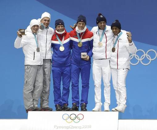 PyeongChang 2018, Langlauf, Teamsprint Herren, Siegerehrung (180222) -- PYEONGCHANG, Feb. 22, 2018 -- Champion Martin Johnsrund Sundby (3rd L) and Johannes Hoesflot Klaebo (3rd R) of Norway, second-placed Olympic athletes from Russia Denis Spitsov (1st L) and Alexander Bolshunov (2nd L) and third-placed Maurice Manificat (2nd R) and Richard Jouve from France pose for photos during medal ceremony of men s team sprint free final of cross-country skiing at the 2018 PyeongChang Winter Olympic Games Olympische Spiele Olympia OS at Medal Plaza, PyeongChang, South Korea, Feb. 22, 2018. ) (SP)OLY-SOUTH KOREA-PYEONGCHANG-CROSS-COUNTRY SKIING-MEN S TEAM SPRINT FREE-MEDAL CEREMONY BaixXuefei 