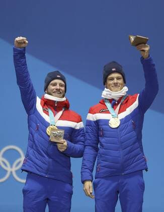 PyeongChang 2018, Langlauf, Teamsprint Herren, Siegerehrung (180222) -- PYEONGCHANG, Feb. 22, 2018 -- Champion Martin Johnsrund Sundby (L) and Johannes Hoesflot Klaebo of Norway pose for photos during medal ceremony of men s team sprint free final of cross-country skiing at the 2018 PyeongChang Winter Olympic Games Olympische Spiele Olympia OS at Medal Plaza, PyeongChang, South Korea, Feb. 22, 2018. ) (SP)OLY-SOUTH KOREA-PYEONGCHANG-CROSS-COUNTRY SKIING-MEN S TEAM SPRINT FREE-MEDAL CEREMONY BaixXuefei 