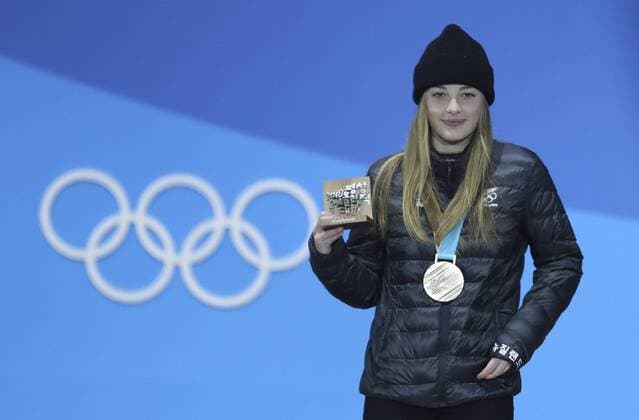 (180222) -- PYEONGCHANG, Feb. 22, 2018 -- Bbronze medalist Zoi Sadowski Synnott of New Zealand poses for photos at medal ceremony of ladies snowboard big air event at the 2018 PyeongChang Winter Olympic Games Olympische Spiele Olympia OS at Medal Plaza, PyeongChang, South Korea, Feb. 22, 2018. ) (SP)OLY-SOUTH KOREA-PYEONGCHANG-SNOWBOARD-LADIES BIG AIR-MEDAL CEREMONY BaixXuefei 