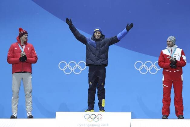 PyeongChang 2018, Ski Alpin, Slalom, Herren, Siegerehrung (180222) -- PYEONGCHANG, Feb. 22, 2018 -- Gold medalist Andre Myhrer of Sweden (C), silver medalist Ramon Zenhaeusern of Switzerland (L) and bronze medalist Michael Matt of Austria pose for photos at medal ceremony of men s slalom of alpine skiing at the 2018 PyeongChang Winter Olympic Games Olympische Spiele Olympia OS at Medal Plaza, PyeongChang, South Korea, Feb. 22, 2018. ) (SP)OLY-SOUTH KOREA-PYEONGCHANG-ALPINE SKIING-MEN S SLALOM-MEDAL CEREMONY BaixXuefei