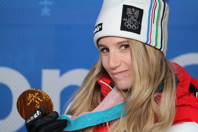 PyeongChang 2018, Snowboard, Big Air, Damen, Siegerehrung OLYMPICS - 2018 Winter Olympics PYEONGCHANG,SOUTH KOREA,22.FEB.18 - OLYMPICS, SNOWBOARDING - Olympic Winter games Winterspiele Spiele Summer games PyeongChang 2018, Big Air, ladies. Image shows Anna Gasser (AUT). Keywords: medal. GEPAxpictures xMathiasxMandl