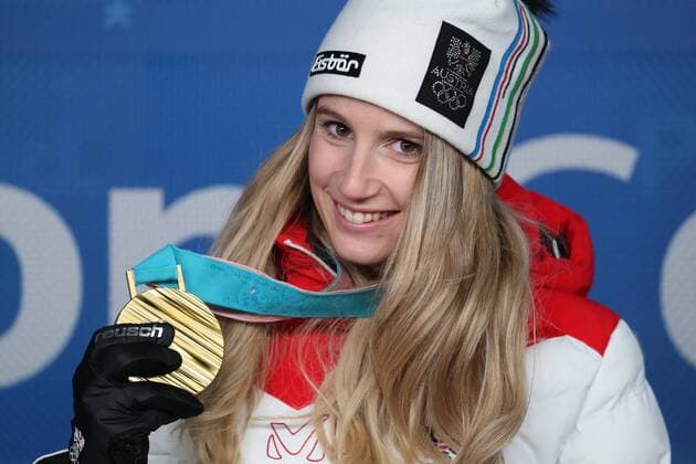 PyeongChang 2018, Snowboard, Big Air, Damen, Siegerehrung OLYMPICS - 2018 Winter Olympics PYEONGCHANG,SOUTH KOREA,22.FEB.18 - OLYMPICS, SNOWBOARDING - Olympic Winter games Winterspiele Spiele Summer games PyeongChang 2018, Big Air, ladies. Image shows Anna Gasser (AUT). Keywords: medal. GEPAxpictures xMathiasxMandl
