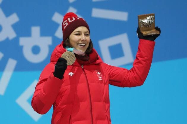 Olympia-Bilder des Tages PyeongChang 2018, Ski Alpin, Kombination, Damen, Siegerehrung OLYMPICS - 2018 Winter Olympics PYEONGCHANG,SOUTH KOREA,22.FEB.18 - OLYMPICS, ALPINE SKIING - Olympic Winter games Winterspiele Spiele Summer games PyeongChang 2018, alpine combined, ladies, Medals Plaza, award ceremony. Image shows Wendy Holdener (SUI). Keywords: medal. GEPAxpictures xMathiasxMandl