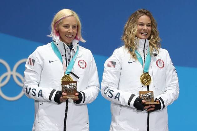 OLYMPICS - 2018 Winter Olympics PYEONGCHANG,SOUTH KOREA,22.FEB.18 - OLYMPICS, NORDIC SKIING, CROSS COUNTRY SKIING - Olympic Winter games Winterspiele Spiele Summer games PyeongChang 2018, team sprint free, Medals Plaza, award ceremony. Image shows Jessica Diggins and Kikkan Randall (USA). Keywords: medal. GEPAxpictures xMathiasxMandl