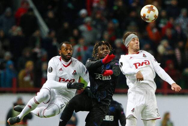 MOSCOW, RUSSIA - FEBRUARY 22, 2018: Lokomotiv Moscow s Manuel Fernandes, OGC Nice s Allan Saint-Maximin, and Lokomotiv Moscow s Lokomotiv Moscow s Solomon Kvirkvelia (L-R) jump tp head the ball in their 2017 18 UEFA Europa League Round of 32 second leg football match at RZD Arena Stadium. Mikhail Tereshchenko TASS  TS075509