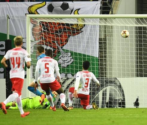Soccer Mens Season 2017 2018 Europa League second round second leg RB Leipzig SSC Napoli Piotr Zielinski 20 face down SSC Napoli scored the 1 0 goal against goalkeeper Peter Gulacsi RB Leipzig Dayot Upamecano RB Leipzig Bernado 3 RB Leipzig 22 02 2017 Copyright: xMatthiasxKochx