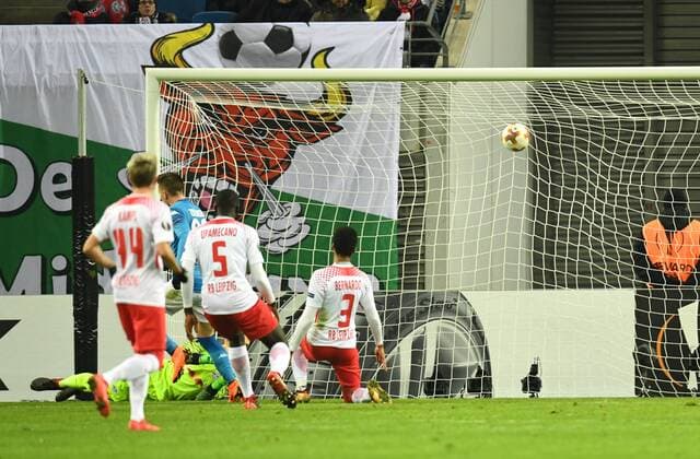 Soccer Mens Season 2017 2018 Europa League second round second leg RB Leipzig SSC Napoli Piotr Zielinski 20 face down SSC Napoli scored the 1 0 goal against goalkeeper Peter Gulacsi RB Leipzig Dayot Upamecano RB Leipzig Bernado 3 RB Leipzig 22 02 2017 Copyright: xMatthiasxKochx