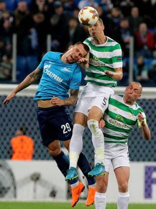Bilder des Tages SPORT ST PETERSBURG, RUSSIA â€“ FEBRUARY 22, 2018: Zenit St Petersburg s Anton Zabolotny and Celtic s Jozo Simunovic, Scott Brown (L-R) jump to head the ball in their Leg 2 of the 2017 18 UEFA Europa League Round of 32 football match at Saint Petersburg Stadium. Alexander Demianchuk TASS  TS075562
