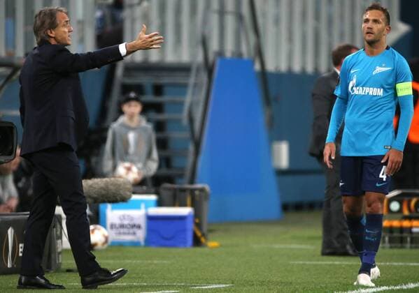 ST PETERSBURG, RUSSIA â€“ FEBRUARY 22, 2018: Zenit St Petersburg s head coach Roberto Mancini (L) instructs Domenico Criscito in Leg 2 of the 2017 18 UEFA Europa League Round of 32 football match against Celtic F.C. at Saint Petersburg Stadium. Alexander Demianchuk TASS  TS075563