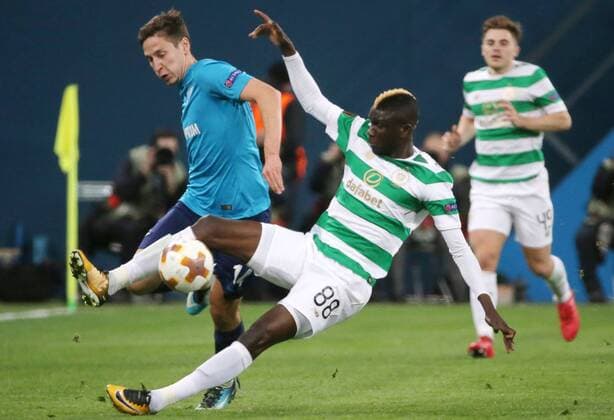 Bilder des Tages SPORT ST PETERSBURG, RUSSIA â€“ FEBRUARY 22, 2018: Zenit St Petersburg s Daler Kuzyayev and Celtic s Eboue Kouassi, James Forrest (L-R) fight for the ball in Leg 2 of their 2017 18 UEFA Europa League Round of 32 football match at Saint Petersburg Stadium. Alexander Demianchuk TASS  TS075568