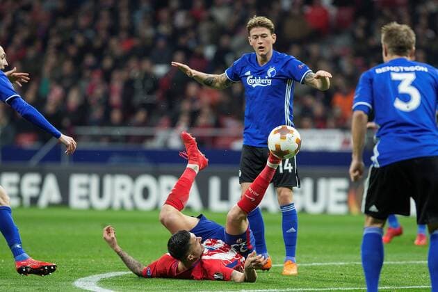 Copenhagen s Nicolaj Thomsen (C) vies for the ball with Atletico de Madrid s Victor Machin Vitolo during the UEFA Europa League match between Atletico de Madrid and Copenhagen at the Wanda Metropolitano stadium in Madrid, Spain, 22 February 2018. Atletico de Madrid vs. Copenhagen !ACHTUNG: NUR REDAKTIONELLE NUTZUNG!  Copyright: xRodrigoxJimenezx MAD011 20180222-636549284588459842