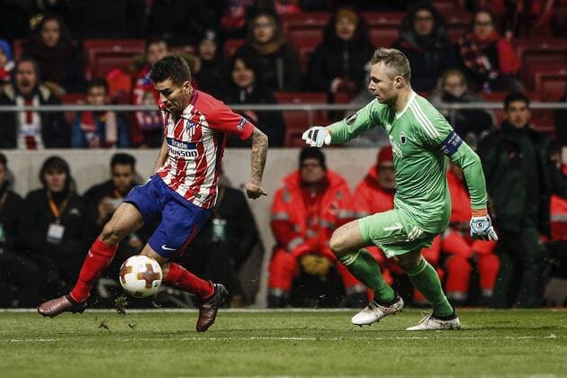 Bilder des Tages SPORT 22nd February 2018, Wanda Metropolitano, Madrid, Spain; UEFA Europa League football, round of 32, 2nd leg, Atletico Madrid versus FC Copenhagen; Angel Martin Correa (Atletico de Madrid) tries to get around the challenge of goalkeeper Stephan Andersen (Cop)  ActionPlus11991363