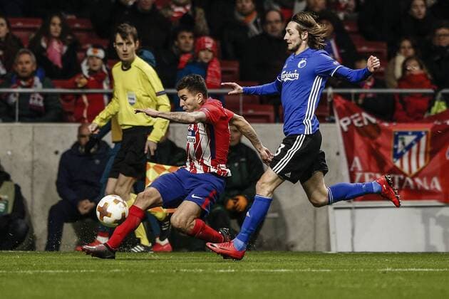 22nd February 2018, Wanda Metropolitano, Madrid, Spain; UEFA Europa League football, round of 32, 2nd leg, Atletico Madrid versus FC Copenhagen; Angel Martin Correa (Atletico de Madrid) crosses the ball as Ludwig Augustinsson (Cop) closes in  ActionPlus11991366