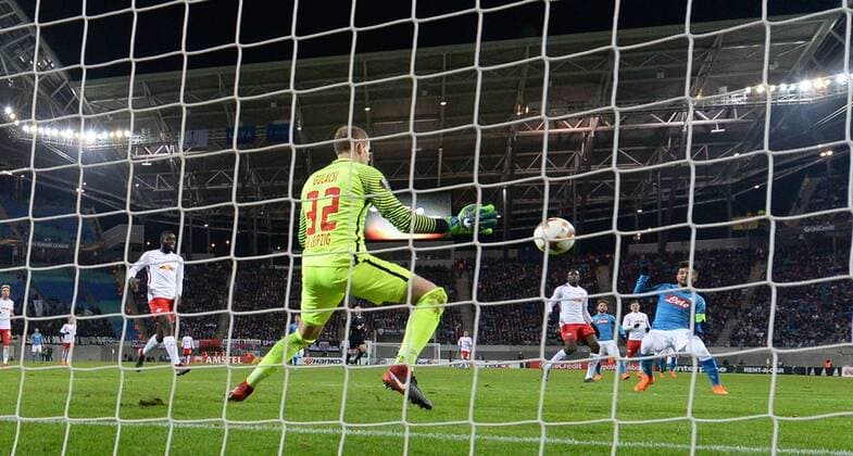 Soccer Mens Season 2017 2018 Europa League second round second leg RB Leipzig SSC Napoli Lorenzo Insigne 24 r SSC Napoli scored the goal for 2 0 against keeper Peter Gulacsi RB Leipzig 22 02 2017 Copyright: xMatthiasxKochx