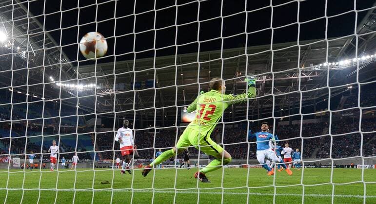 Soccer Mens Season 2017 2018 Europa League second round second leg RB Leipzig SSC Napoli Lorenzo Insigne 24 r SSC Napoli scored the goal for 2 0 against keeper Peter Gulacsi RB Leipzig 22 02 2017 Copyright: xMatthiasxKochx